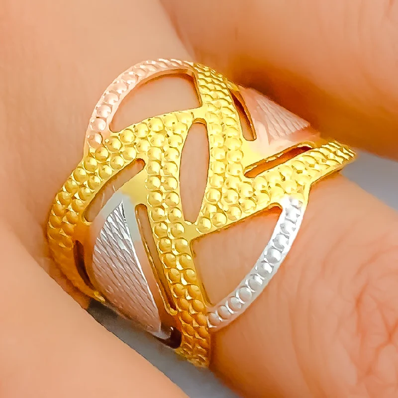 Delightful Wavy 21K Gold Ring